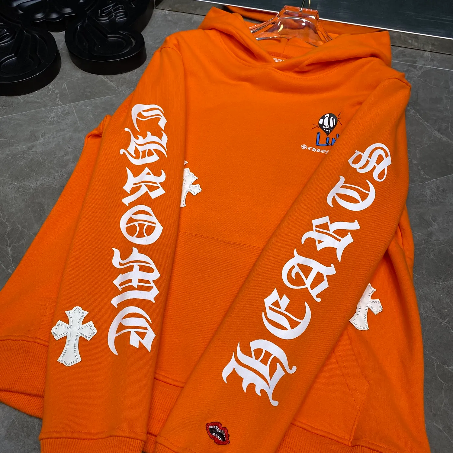 P240 Chrome Hearts Autumn and Winter 2025 Available at counters simultaneously ❤️ Chrome Hearts Matty Boy cross embroidery leather graffiti hoodie sweatshirt SVIP customized version! ! High version of Pinpi! ! Imported environmentally friendly glue printing and dyeing. Improved customized version 1:1. High-quality fabric with high weight. Recommended color: customized orange. Size: S, M, L, XL.